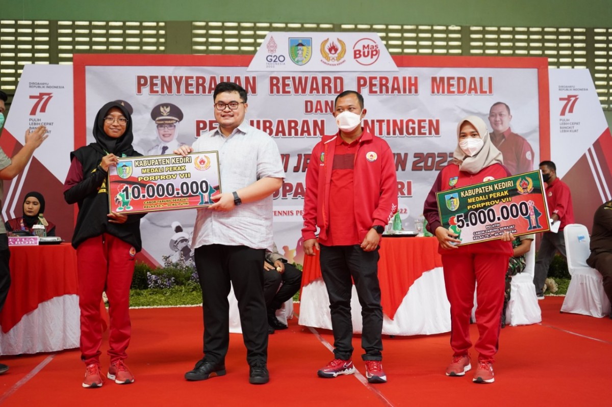 Ketua KONI Kabupaten Kediri Dedi Kurniawan mendampingi Mas Dhito memberikan reward untuk atlet Kabupaten Kediri pada Porprov VII/2022. (foto : Humas Pemkab Kediri for jatimnow.com)