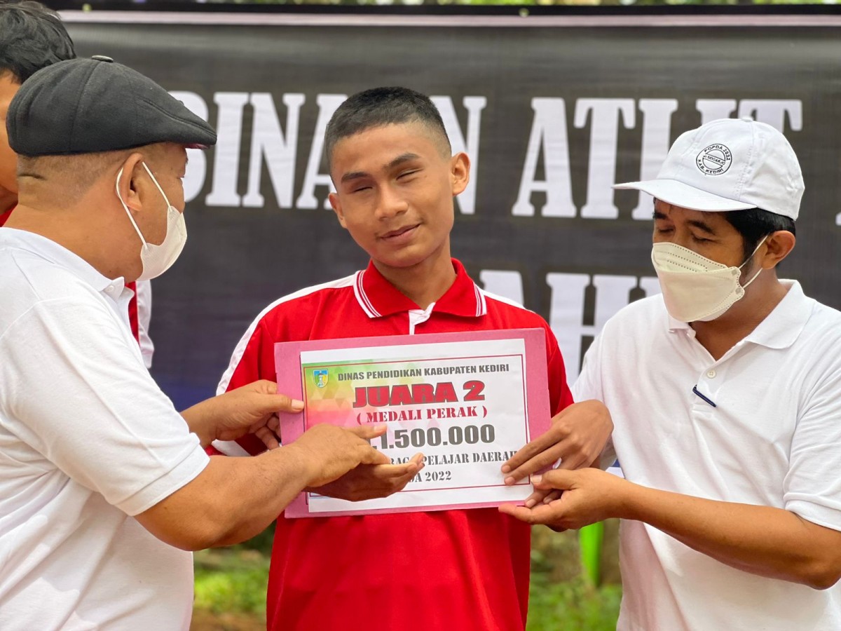 Pemberian uang pembinaan untuk atlet dalam acara pembinaan dan outbond. (Foto : Humas Pemkab Kediri for jatimnow.com)