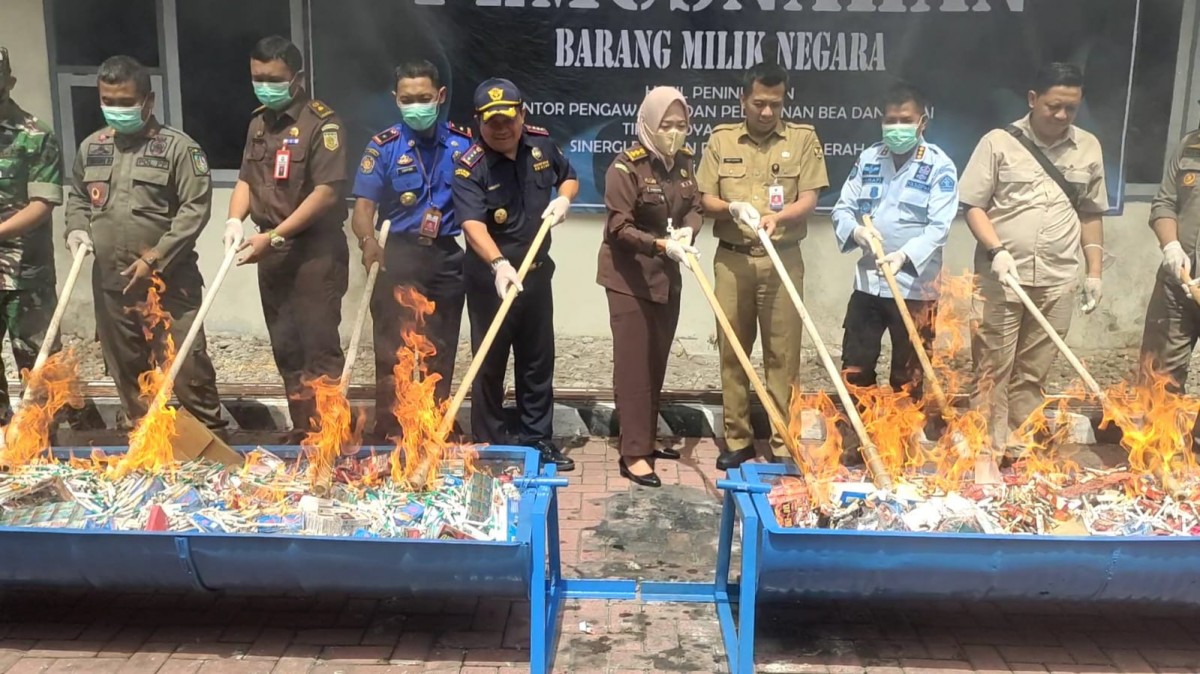 Pemusnahan rokok ilegal oleh Bea Cukai Kediri. (Foto : Yanuar Dedy/jatimnow.com)