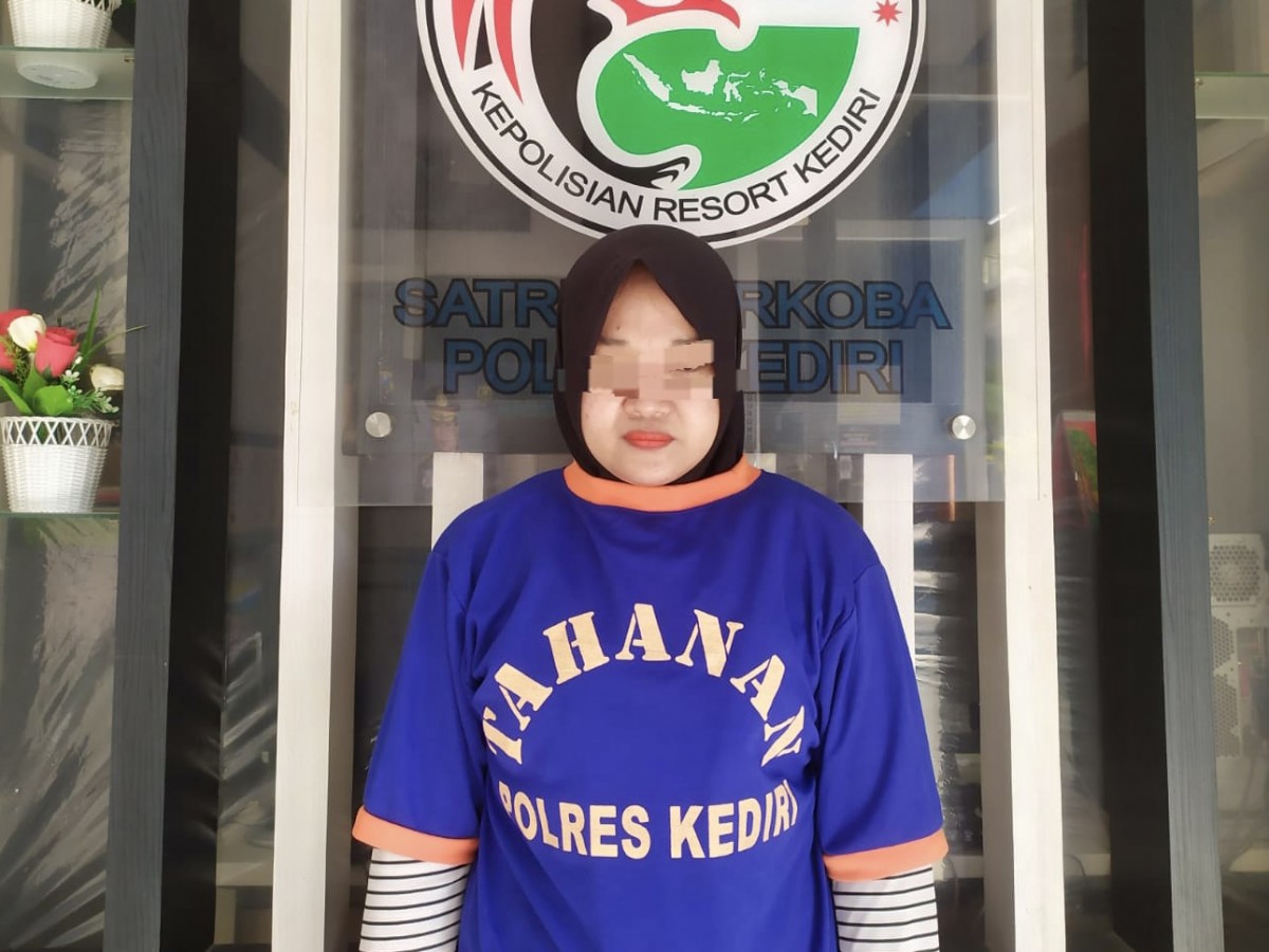 IA pelaku pengedar pil koplo. (Foto: Humas Polres Kediri for jatimnow.com)