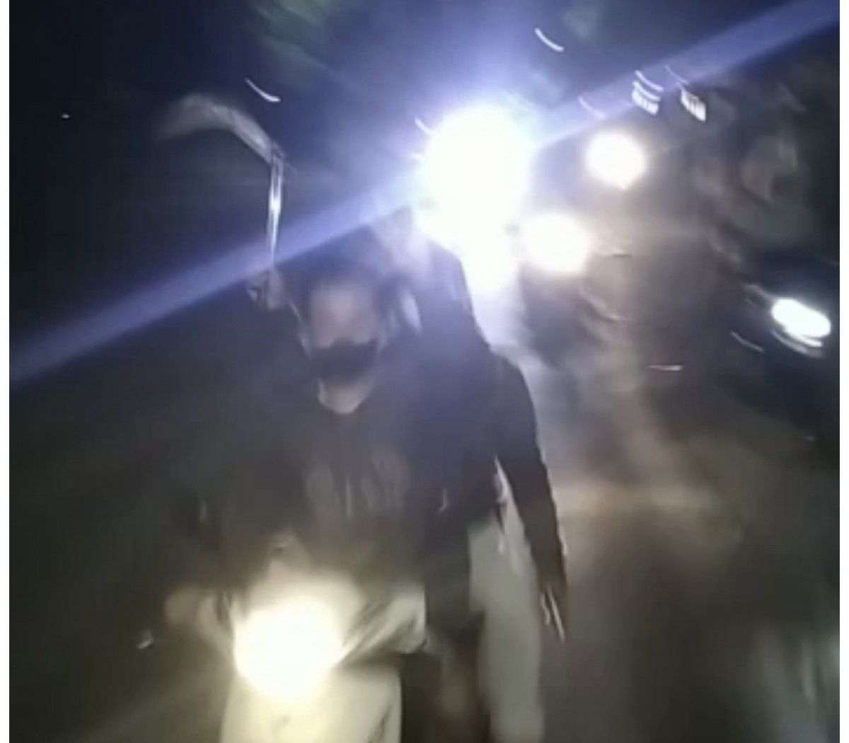 Aksi gerombolan pemotor mengacungkan senjata tajam. (Foto: tangkapan layar)