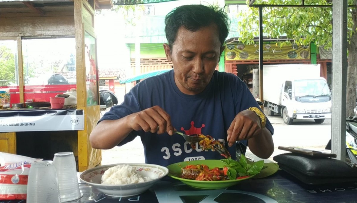 Menikmati tumis lobster air tawar di tepi Jalan Patiunus, Kota Pasuruan (Foto-foto: Doni for jatimnow.com)