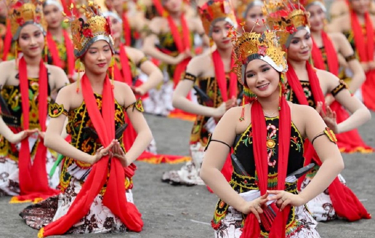 Belasan Pelajar Penari Gandrung Banyuwangi Goyang London