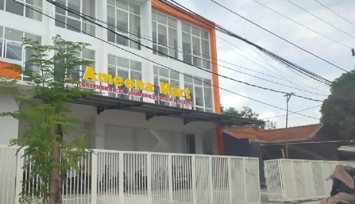 Bangunan toko modern di Jalan Gubernur Suryo yang belum memiliki izin dari dinas terkait. (Foto: Elok Aprianto/jatimnow.com)