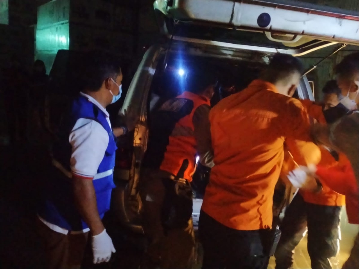 Korban saat dievakuasi ke RSUD dr Soetomo. (foto: BPBD for jatimnow.com)