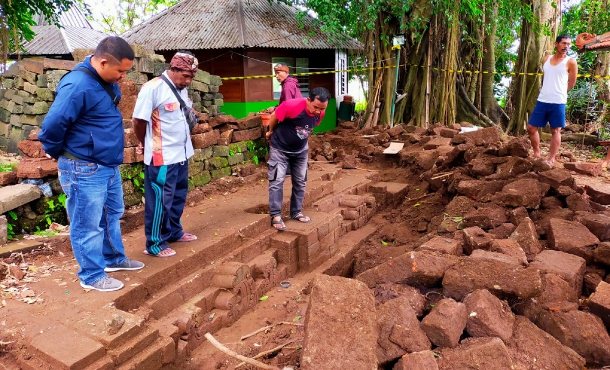 Tim BPCB Jawa Timur di lokasi pememuan candi. (Foto: Moch. Rois/jatimnow.com)