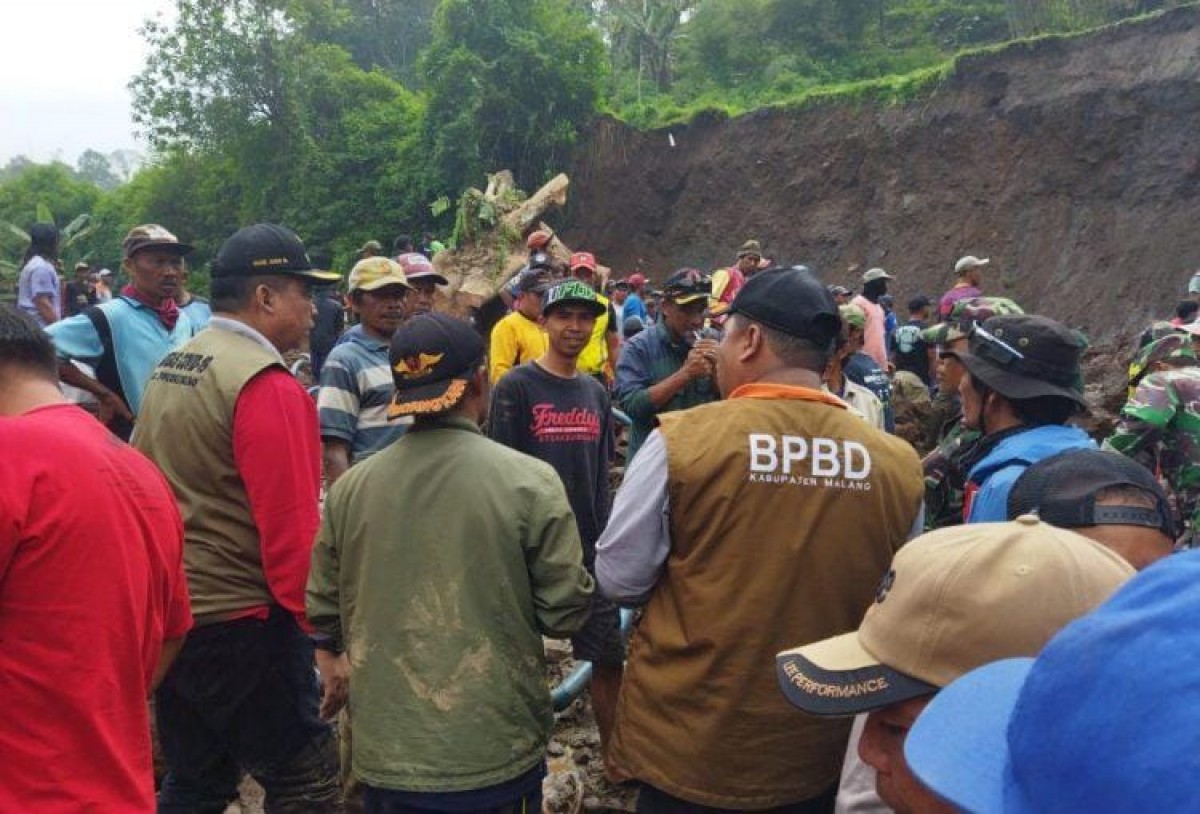 Proses pencarian warga yang tertimbun longsor. (BPBD Kabupaten Malang for Jatimnow.com)