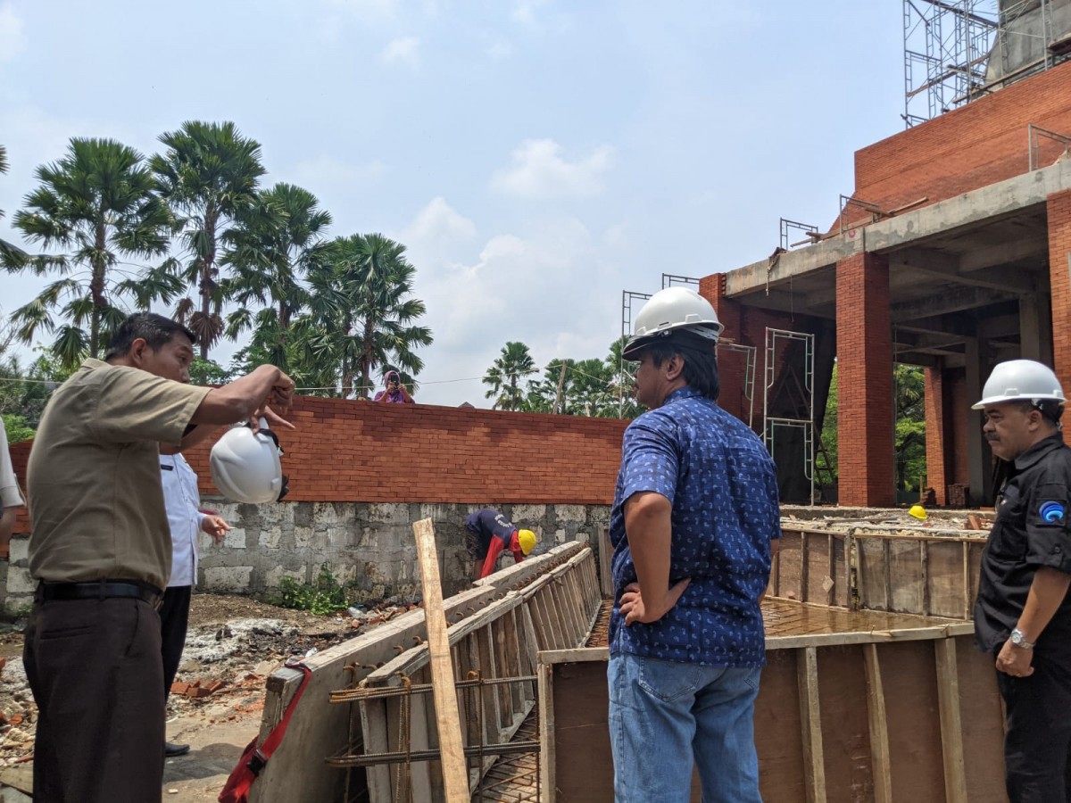 Anggota Komisi II DPRD Kota Mojokerto saat sidak (Foto: Nor for jatimnow.com)