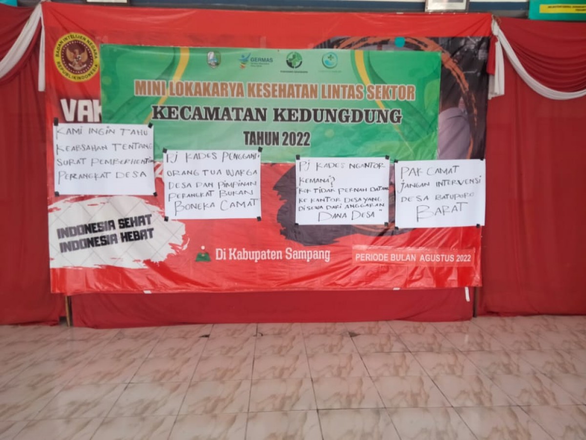 Sejumlah poster berisi kritikan dari warga Desa Batuporo Barat, Kecamatan Kedungdung, Kabupaten Sampang (Foto: Fathor Rahman/jatimnow.com)