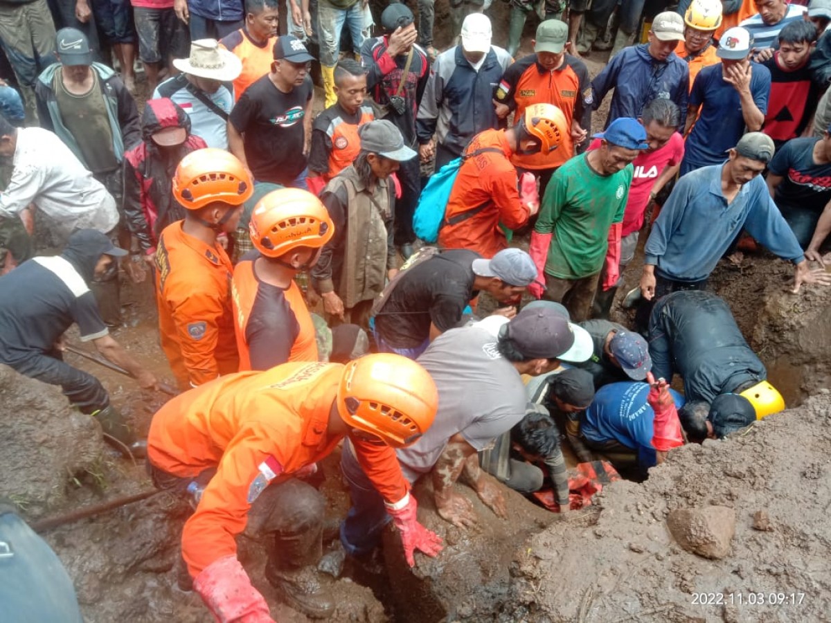 Korban ditemukan di kedalaman 3 meter material longsor. (SAR Surabaya to Jatimnow.com)