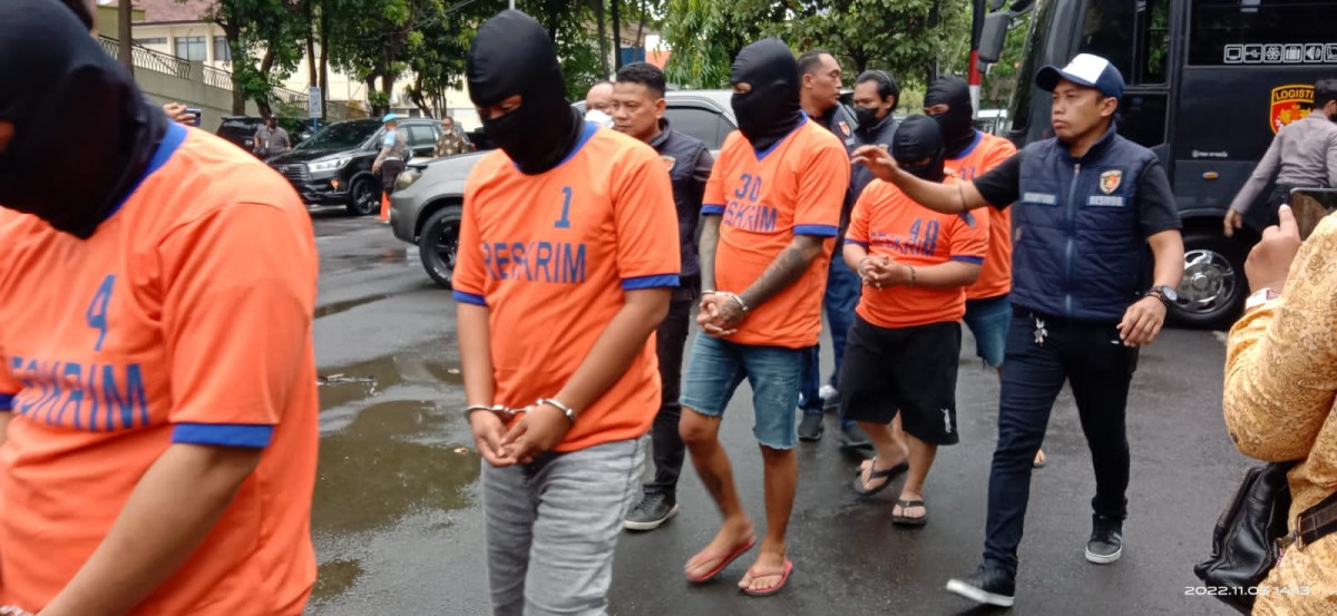 Beberapa dari 11 tersangka produsen uang palsu saat diamankan di Mapolda Jatim (Foto: Zain Ahmad/jatimnow.com)