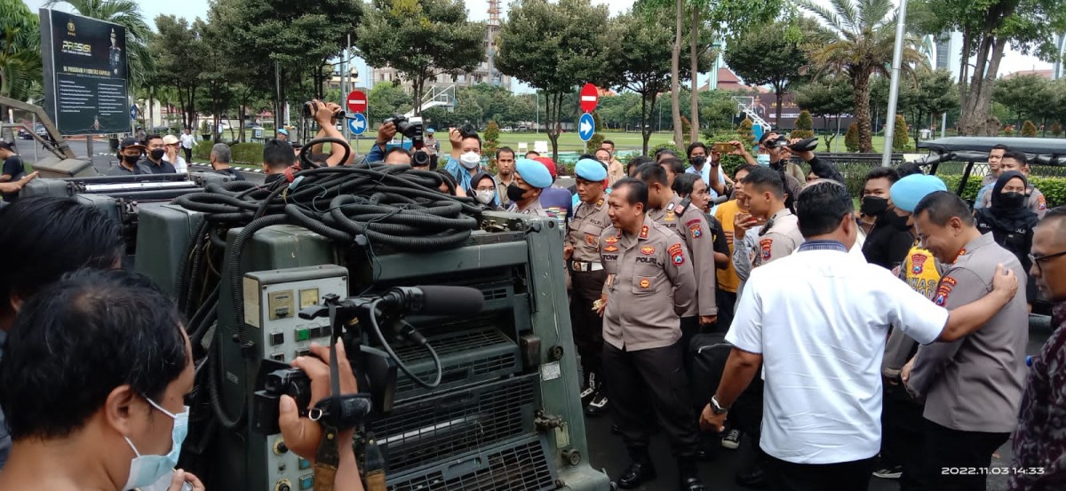 Salah satu mesin percetakan uang palsu yang disita dipamerkan di Mapolda Jatim (Foto: Zain Ahmad/jatimnow.com)