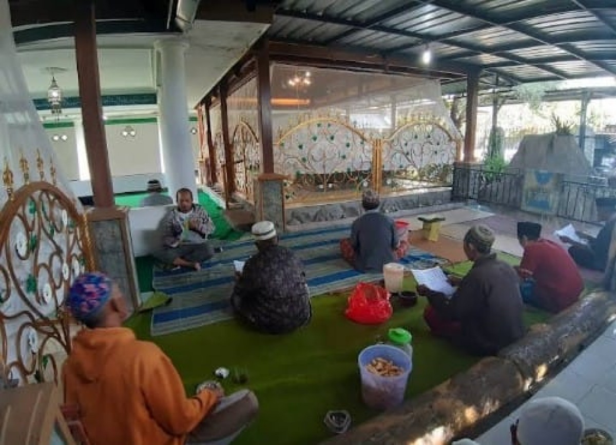 Peziarah di area Makam Mbah Batu. (Wahyudi to Jatimnow.com)