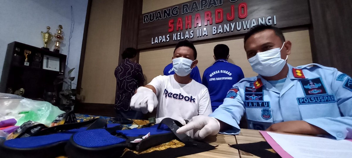 Sandal berisi sabu yang hendak dikirim ke Lapas Banyuwangi. (Foto-foto: Kemenkumham Jatim)
