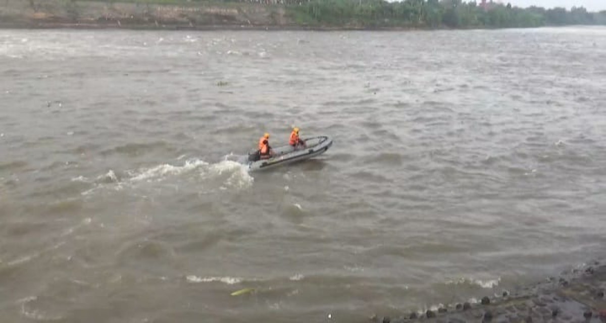 Upaya pencarian korban di dam karet yang ada di Desa Jombatan Kecamatan Kesamben. (Foto: Elok Aprianto/jatimnow.com)