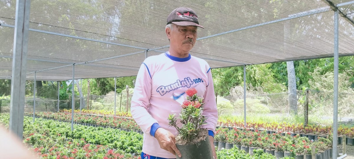 Abdul Syukur saat berada di kebun bunga asoka. (foto-foto: Elok Aprianto)