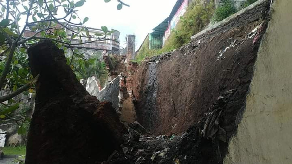 Tembok Setinggi 10 Meter di Kota Malang Roboh Timpa Mobil dan Sepeda