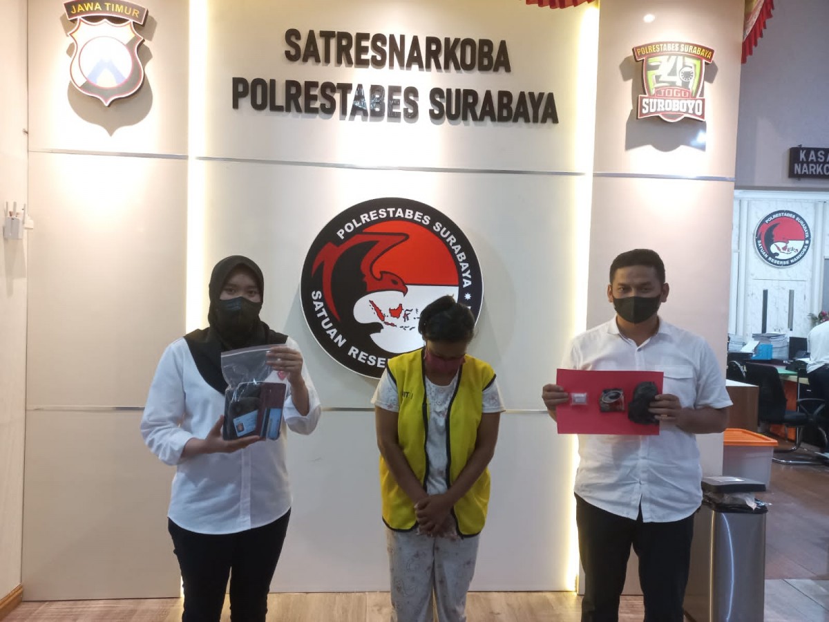 Mama muda yang terlibat peredaran narkoba (Foto: Satresnarkoba Polrestabes Surabaya)