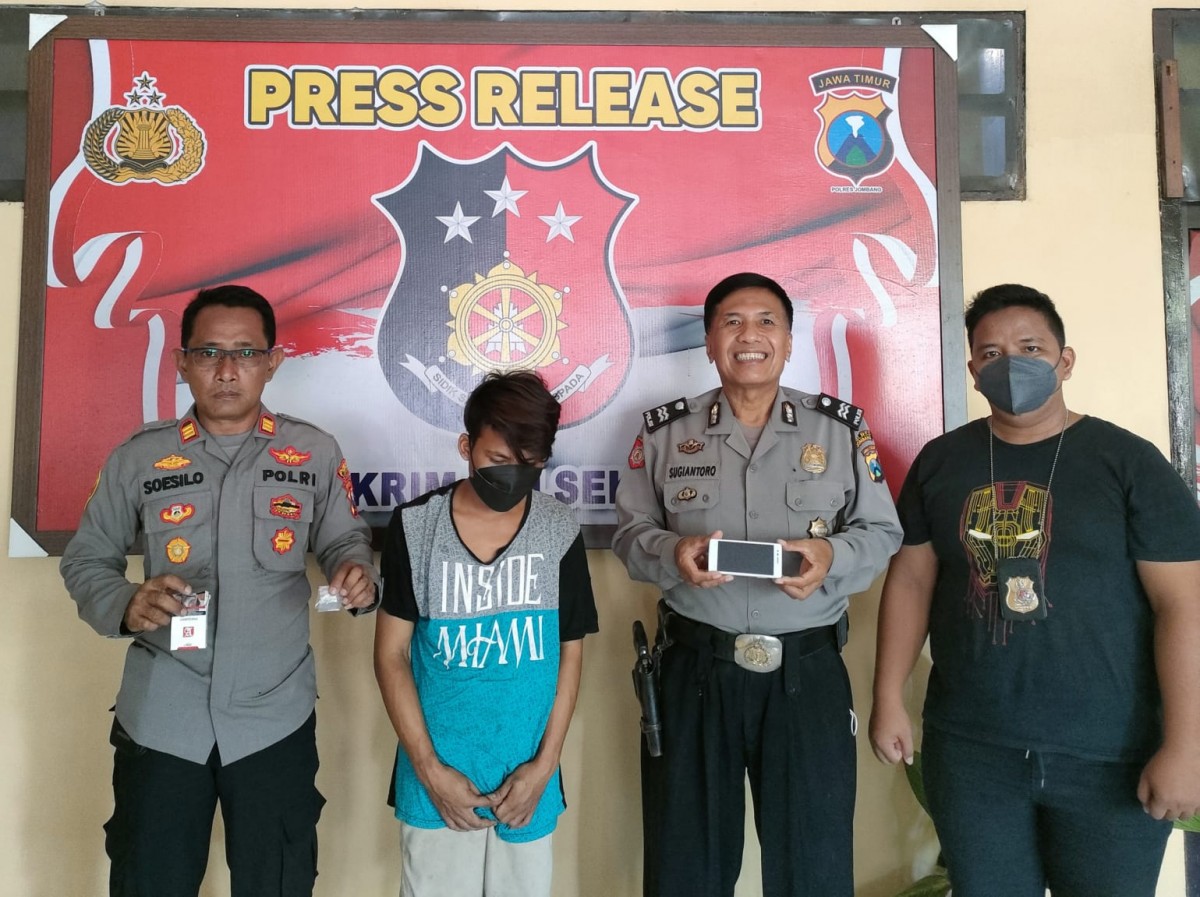 Pelaku saat diamankan polisi di Polsek Jombang kota. (Foto: Elok Aprianto/jatimnow.com)