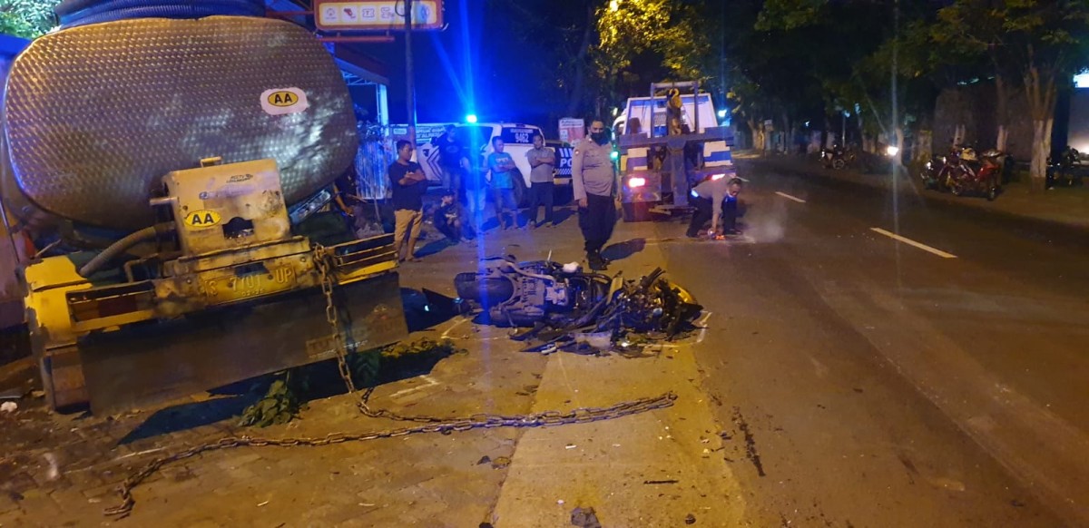 Petugas kepolisian saat olah TKP. (Foto: Unit Laka Satlantas Polres Mojokerto for jatimnow.com)