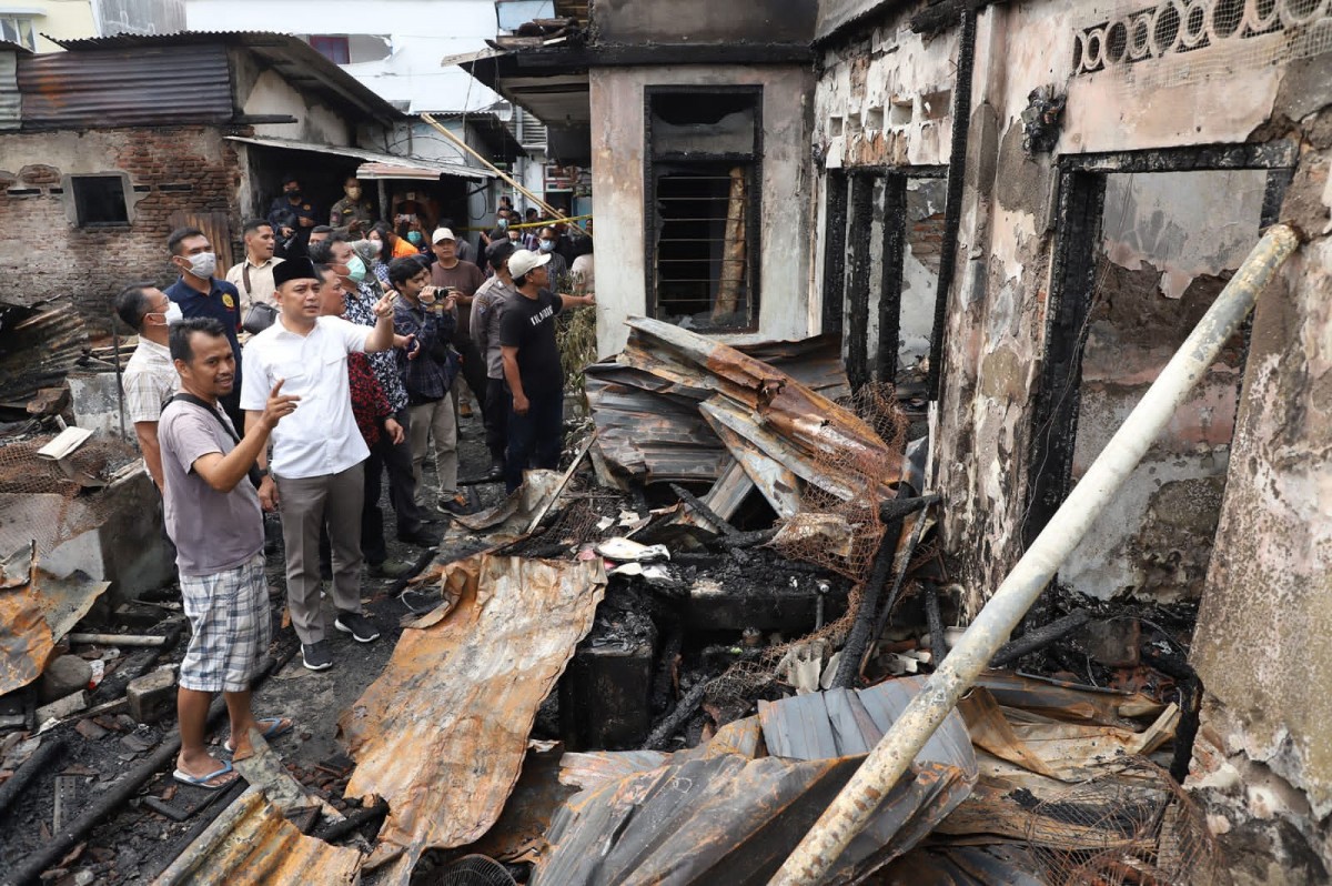 Wali Kota Surabaya, Eri Cahyadi saat meninjau kebakaran 10 rumah di Kedondong Kidul II, Tegalsari (Foto-foto: Humas Pemkot Surabaya/jatimnow.com)