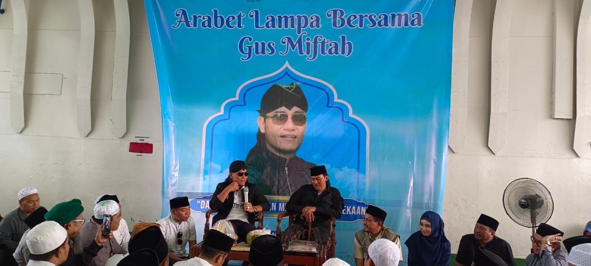 Gus Miftah bersama pengasuh ponpes Syaikhona Kholil, RKH Moh Nasih Aschal. (foto: Fathor Rahman/jatimnow.com)