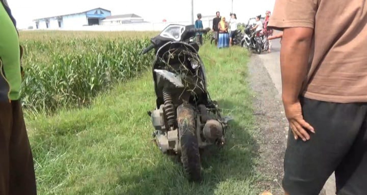 Motor korban setelah dievakuasi di tepi sungai Desa Betek, Kecamatan Mojoagung, Kabupaten Jombang. (foto: Elok Aprianto)
