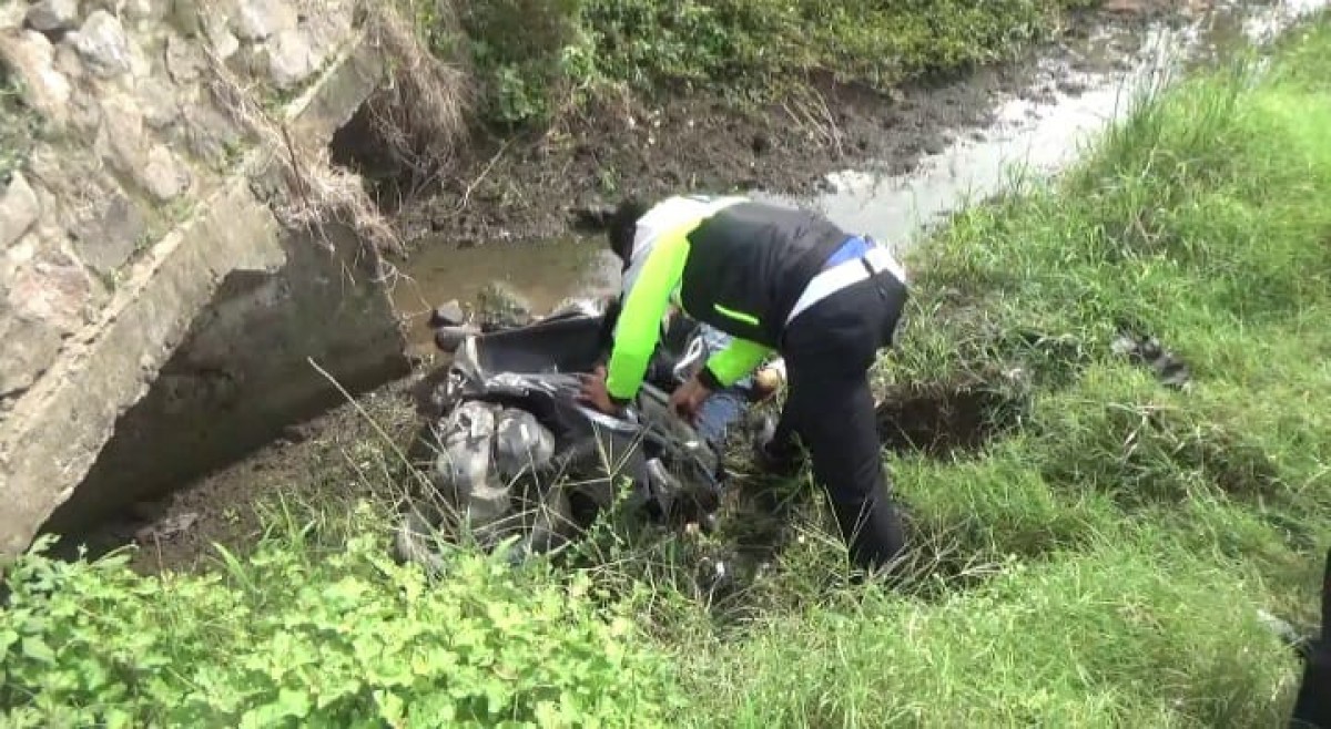Kondisi sepeda motor milik pria bertato yang ditemukan di tepi sungai desa Betek, Kecamatan Mojoagung, Kabupaten Jombang. (foto: Elok Aprianto)
