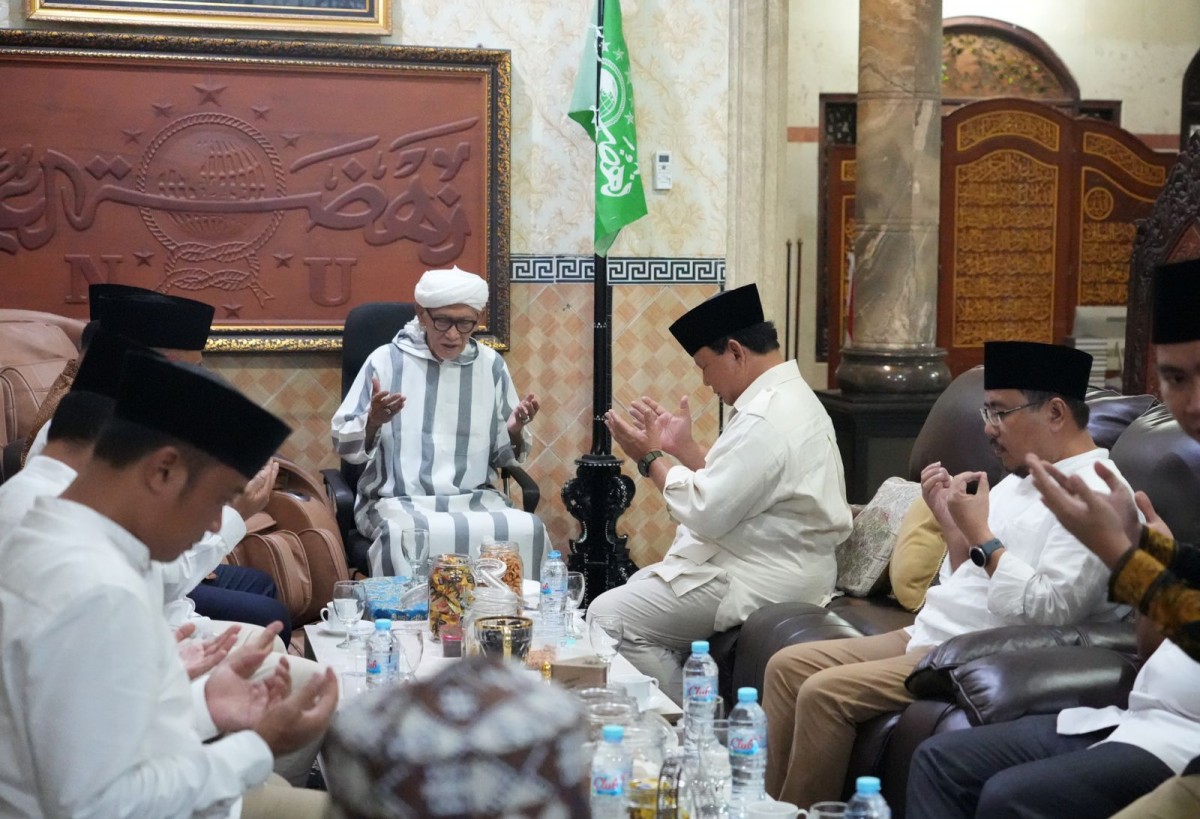 Prabowo dan Kiai Mitchul Achyar saat berdoa bersama (Foto: Faiq for jatimnow.com)