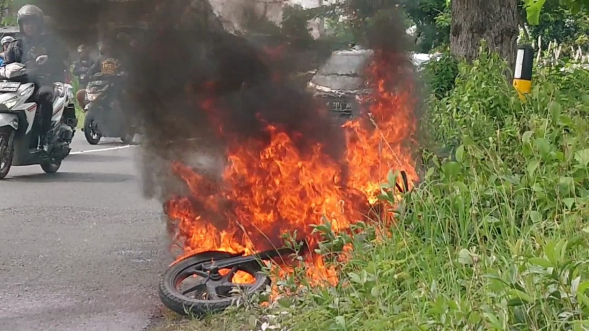 Motor warga Lamongan yang terbakar (Foto: Adyad Ammy Iffansah/jatimnow.com)