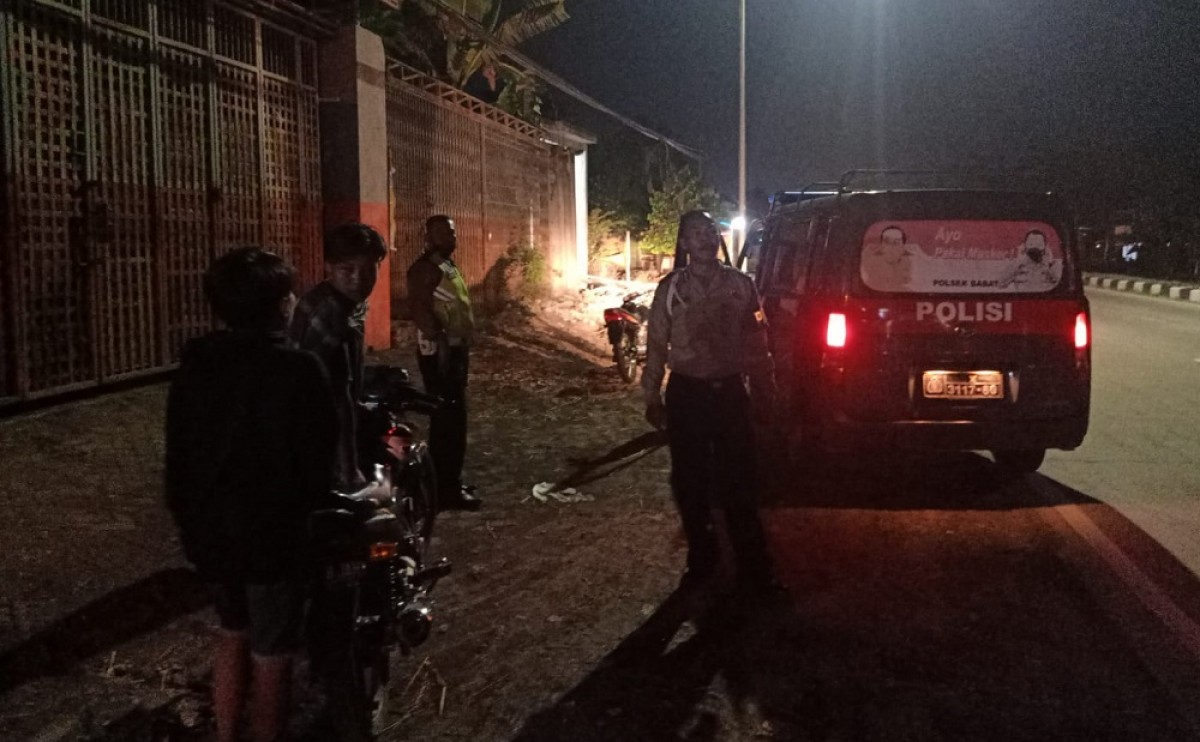 Patroli Blue Light Polsek Babat usai menerima aduan via medsos. (Foto: Humas Polres Lamongan for jatimnow.com)