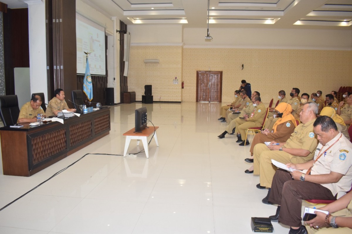 Bupati Lamongan Yuhronur Efendi didampingi Sekdakab Lamongan Moh. Nalikan saat memberi instruksi OPD perihal Lapor Pak Yes (Foto-foto: Adyad Ammy Iffansah/jatimnow.com)