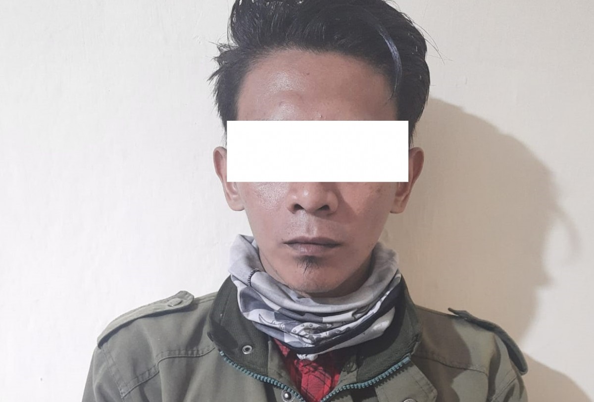 Tersangka diamankan polisi karena melakukan penganiayaan. (Foto: Polsek Wonorejo)