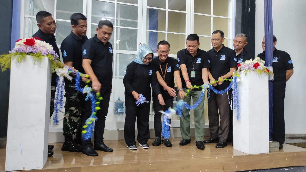 Bupati Jombang Hj Mundjidah Wahab bersama Forkompinda dan, Khoirul Hasyim, Direktur Perumda Tirta Kencana Kabupaten Jombang, saat peresmian produk AMDK Tiber di Perumda Tirta Kencana. (Foto: Pemkab Jombang)