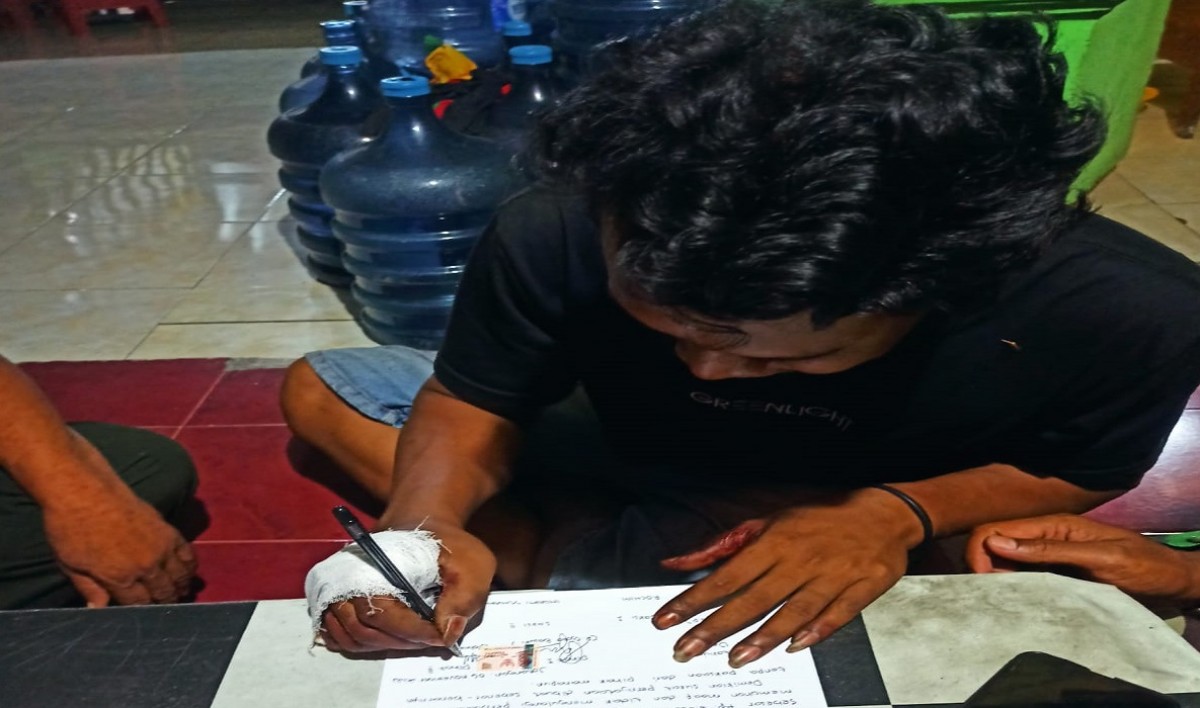 Korban saat menandatangani surat pernyataan damai. (Foto: Polsek Mojosari for jatimnow.com)