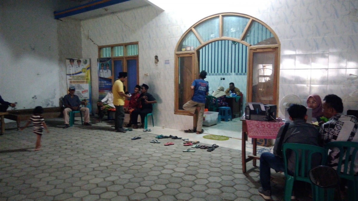 Warga Desa Baruh Kecamatan Sampang memenuhi panggilan penyidik Kejari terkait dugaan penyalahgunaan bansos, Senin (07/11/2022). (foto: Fathor Rahman/jatimnow.com)