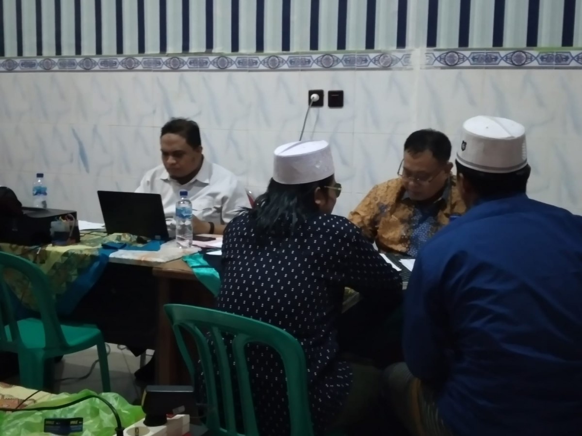 Tim Kejaksaan Negeri Sampang turun ke Desa Baruh, Kecamatan Sampang dan langsung memeriksa puluhan penerima bansos, Senin (07/11/2022). (foto: Fathor Rahman)