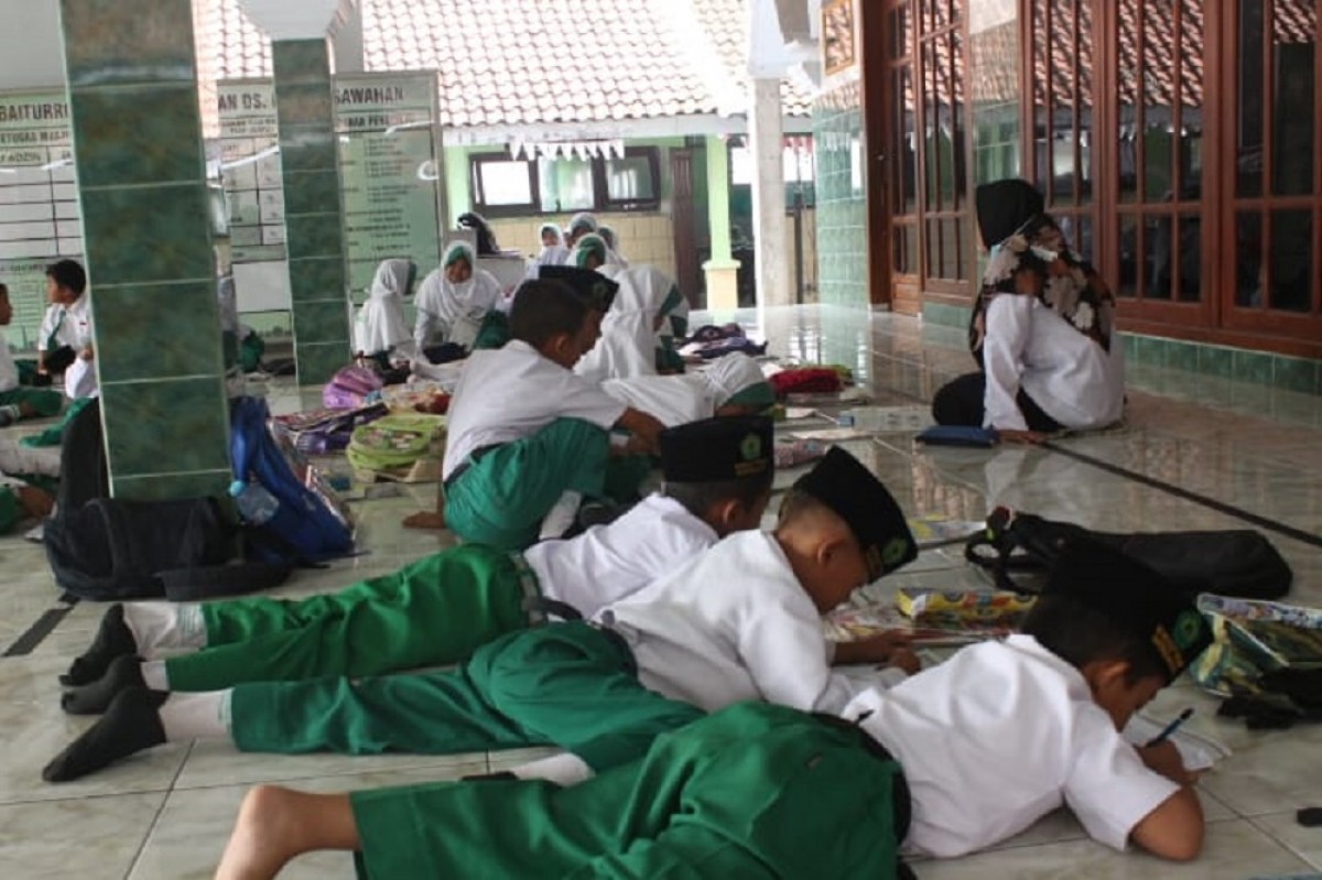 Siswa MI Irsyadut Tholibin saat belajar di serambi masjid. (Foto-foto: Elok Aprianto)