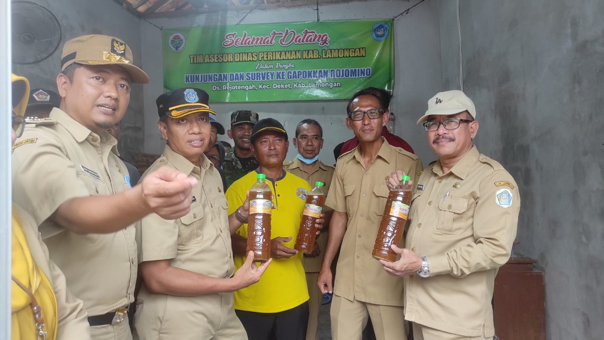 Ketua Gapoktan Rojomino, Desa Rejotengah, Kecamatan Deket, Lamongan, Padi (tengah kuning) saat menunjukan produksi pupuk cair kepada Sekdakab Lamongan, Moh. Nalikan (Kiri tengah). (Foto: Adyad Ammy Iffansah/jatimnow.com)