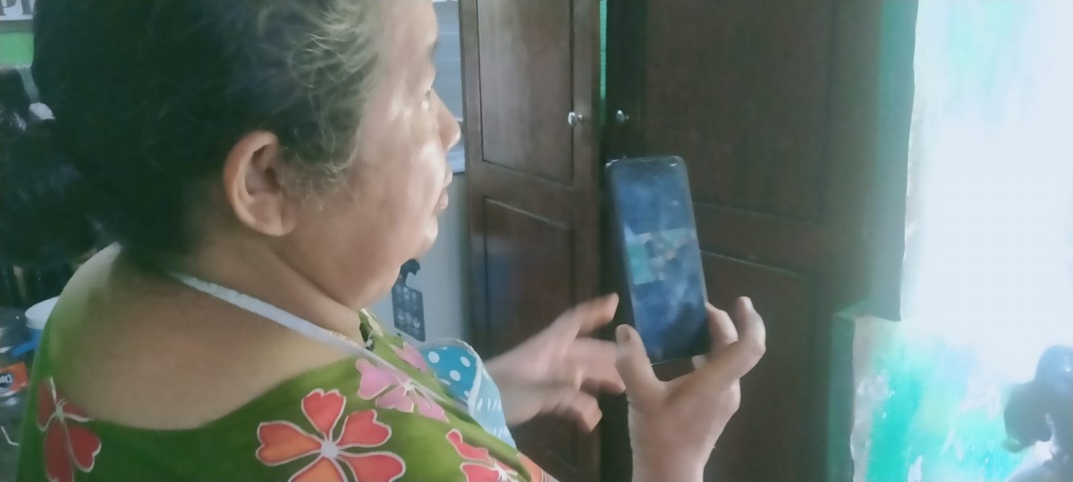 Muntinah menunjukkan pencuri yang mengambil 17 tabung dan terekam CCTV. (foto: Elok Aprianto/jatimnow.com)