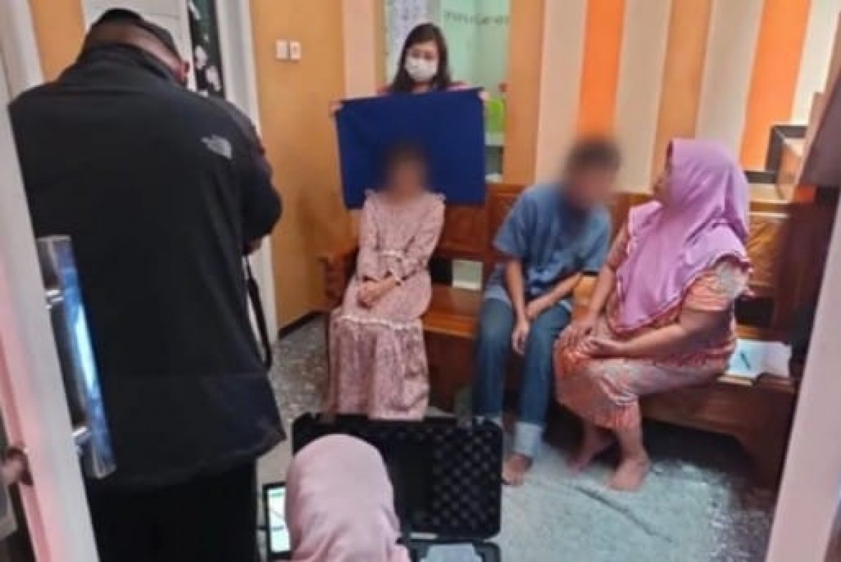 Jemput bola yang dilakukan Dispendukcapil Kota Batu terhadap ODGJ dan lansia. (foto: Galih Rakasiwi/jatimnow.com)