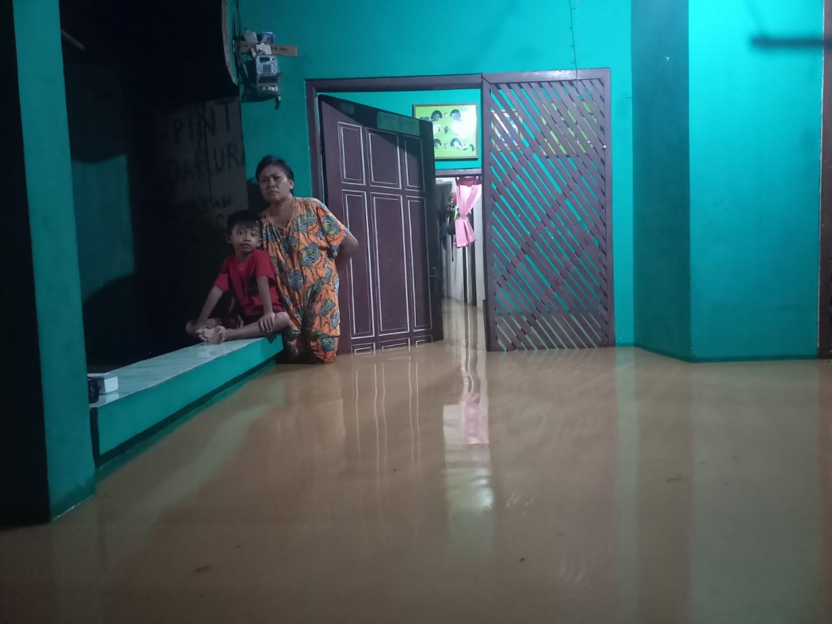 Rumah warga yang terendam air luapan sungai di Desa Kademangan, Mojoagung Selasa malam. (Foto-foto: Elok Aprianto/jatimnow.com)