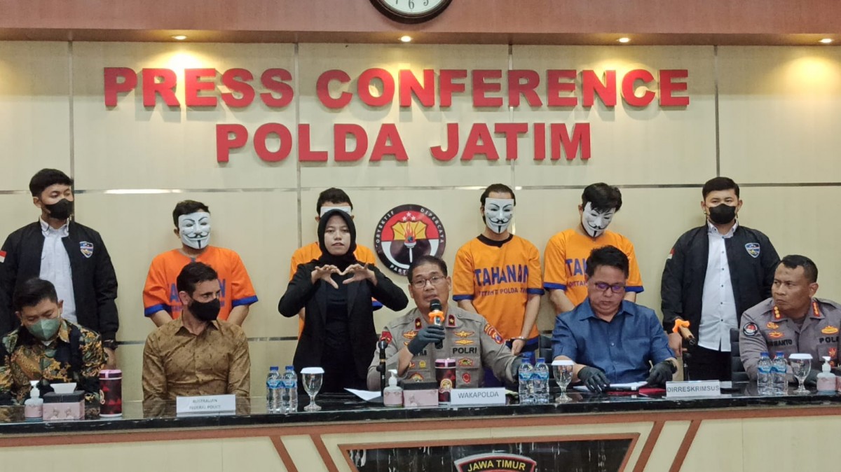 Polda Jatim Bongkar Sindikat Produsen Scampage Pencuri Data Warga di 70 Negara