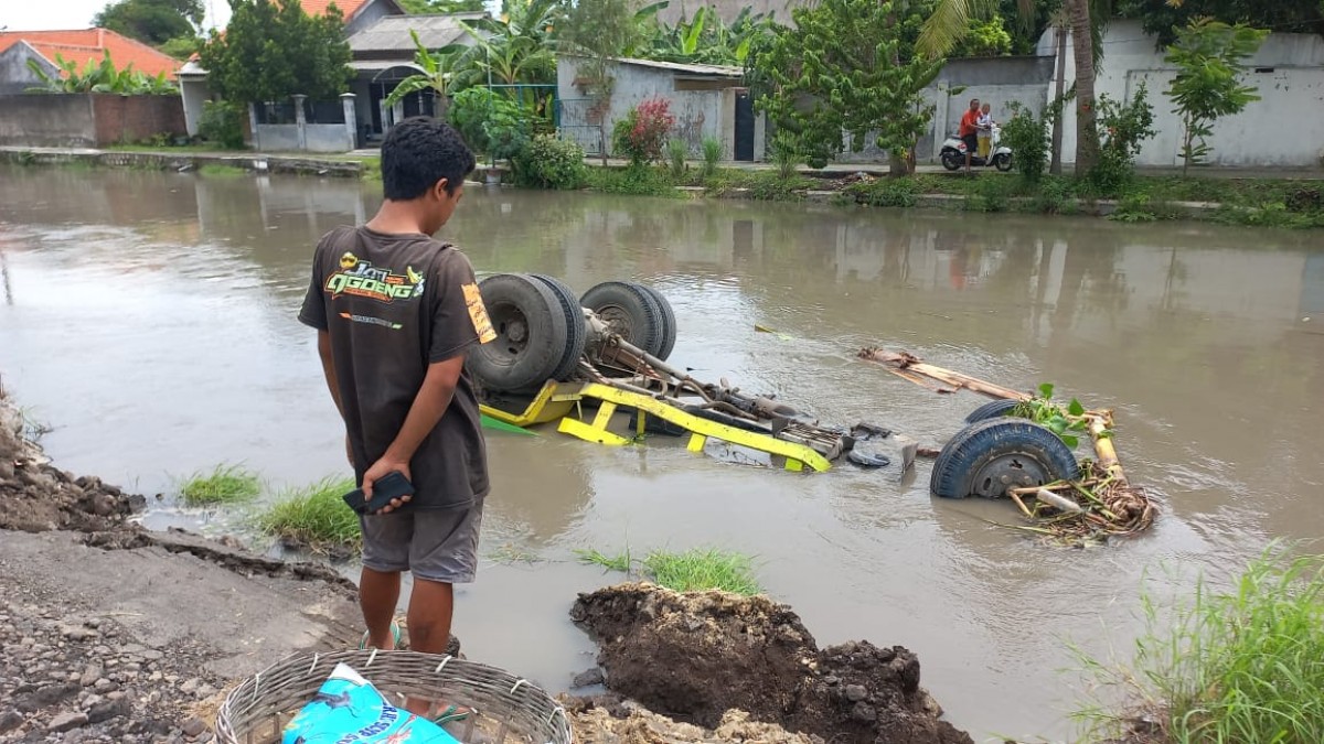 Truk yang tenggelam dalam sungai di Sidoarjo (Foto: Zainul Fajar/jatimnow.com)