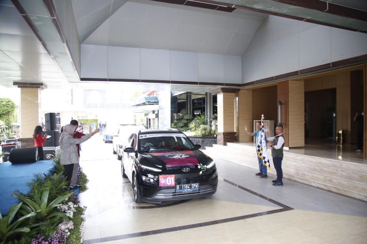 Direktur Keuangan PLN NP, Dwi Hartono saat melepas touring Jakarta-Bali dengan mobil listrik. (foto: PLN NP for jatimnow.com)