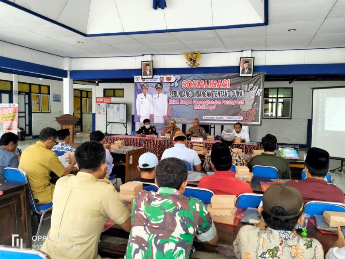 Satpol PP ajak masyarakat ikut cegah peredaran rokok ilegal di Sampang pasca-ditemukan puluhan merek rokok tanpa pita cukai. (Foto: Fathor Rahman/jatimno.com)