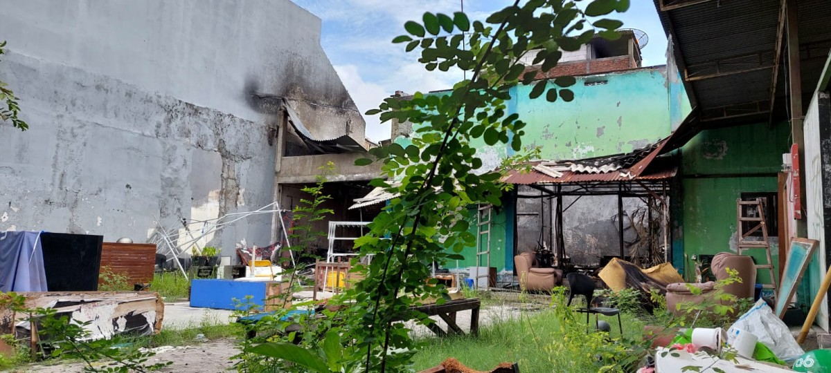 Kondisi gudang milik ACS yang sampai saat ini belum berfungsi usai terbakar 25 Septemebr lalu. ACS merupakan pemeran video mesum kebaya merah. (foto-foto: Farizal Tito/jatimnow.com)