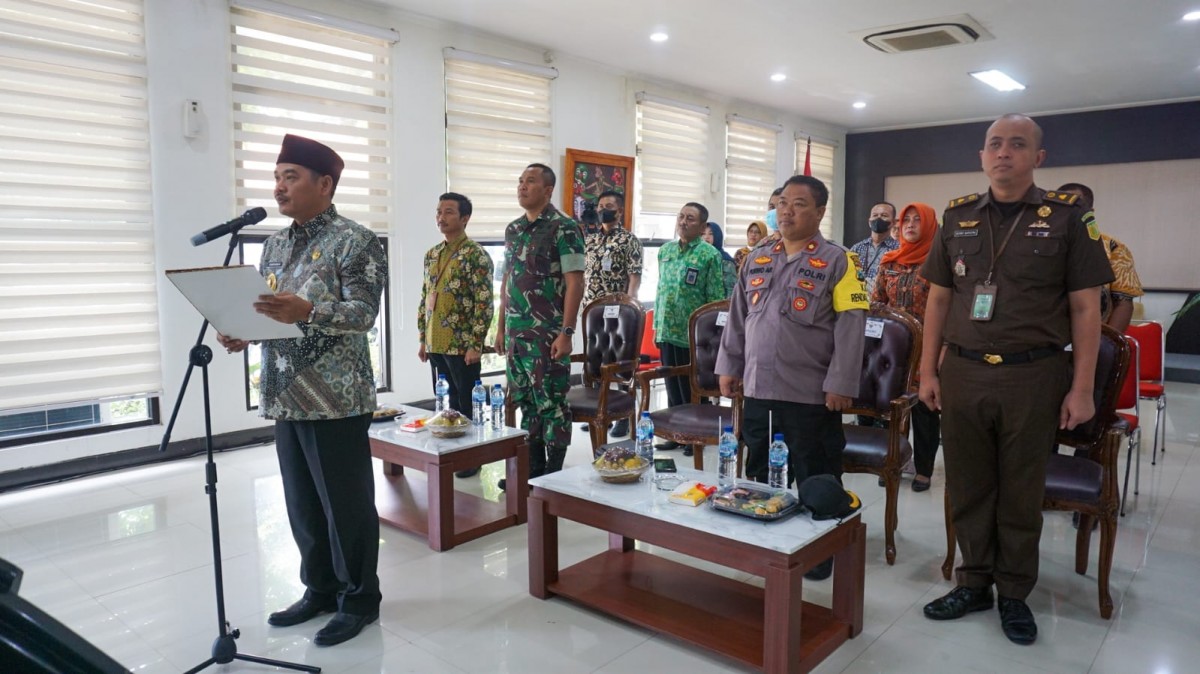 Wakil Bupati Jombang Sumrambah saat memimpin deklarasi ikrar damai pilkades serentak. (Foto: Humas Pemkab Jombang)