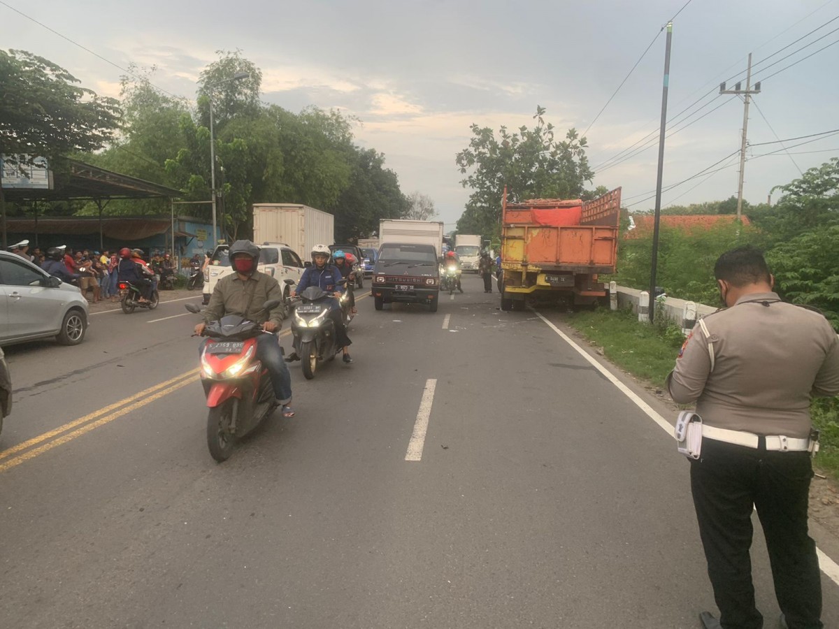 Petugas melakukan olah TKP kecelakaan yang menyebabkan korban jiwa. (foto: Satlantas Polres Mojokerto for jatimnow.com)