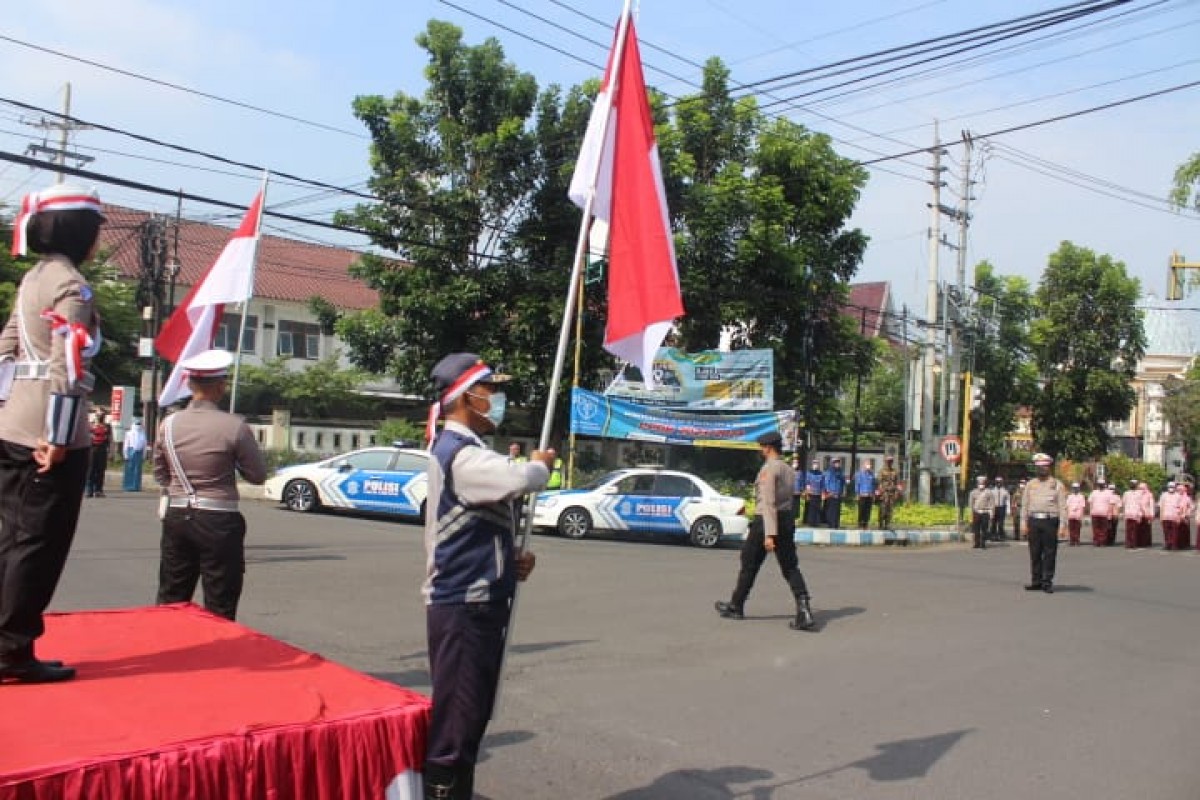 Para pengguna jalan yang berbaur dengan pelajar saat mengheningkan cipta di depan monumen Ki Hadjar Dewantara. (Foto: Elok Aprianto/jatimnow.com)